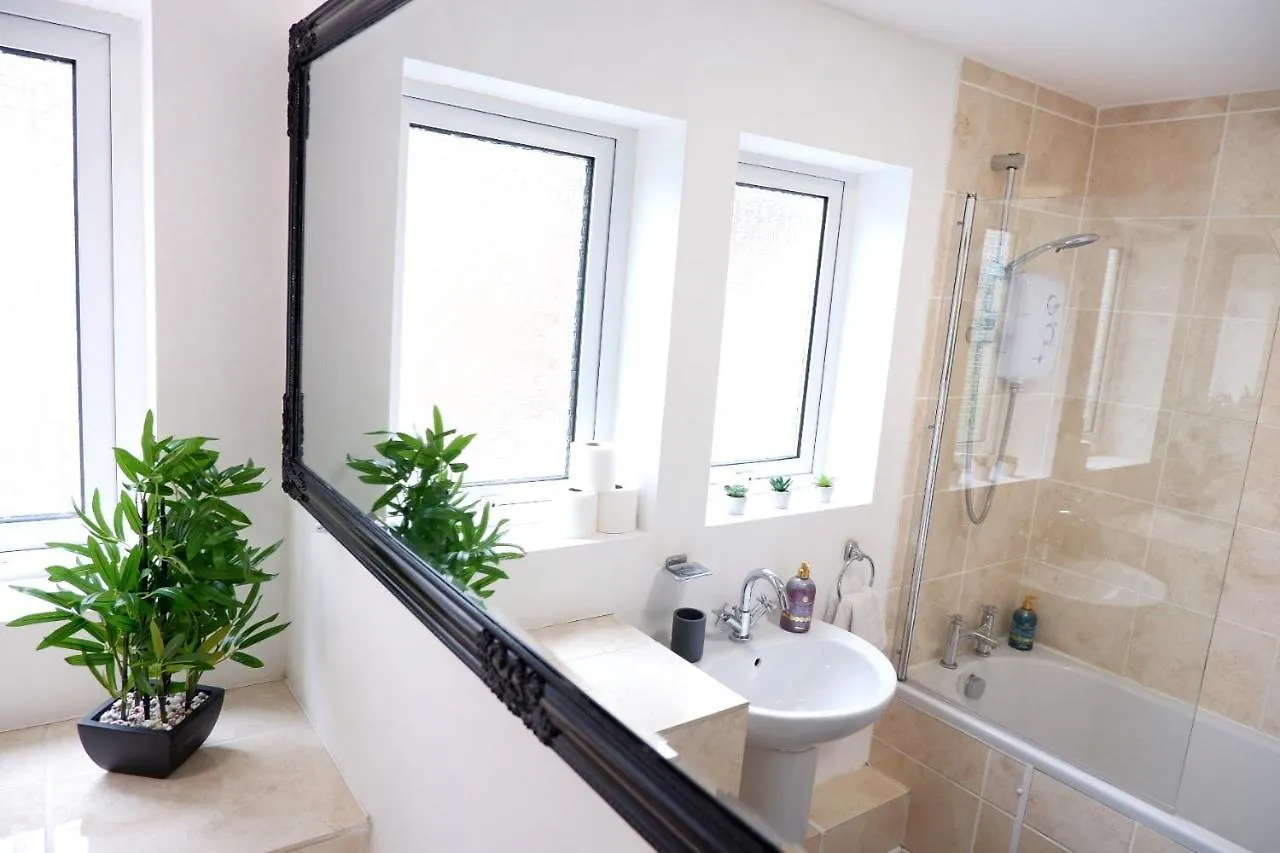 Дом отдыха Comfortable And Cozy 4-Bedroom House Near The Hospital Кембридж